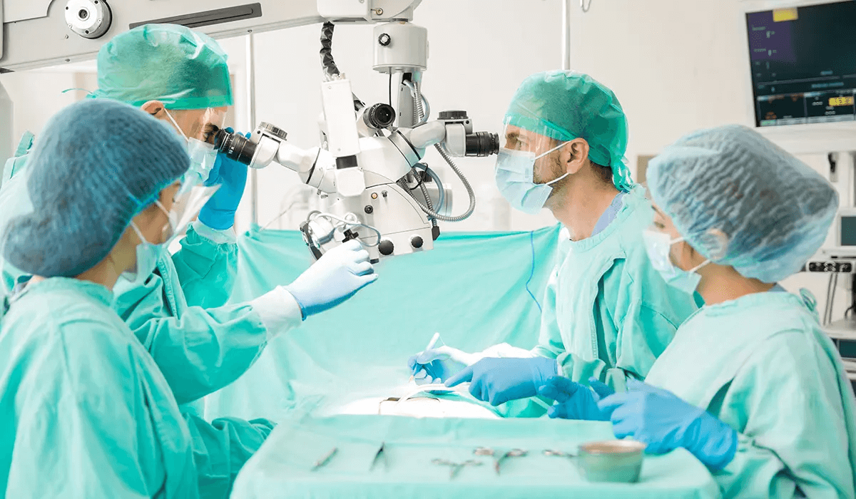 Operacje usuwania zaćmy wymagają od okulisty-chirurga bardzo dużej precyzji podczas wszczepiania ...